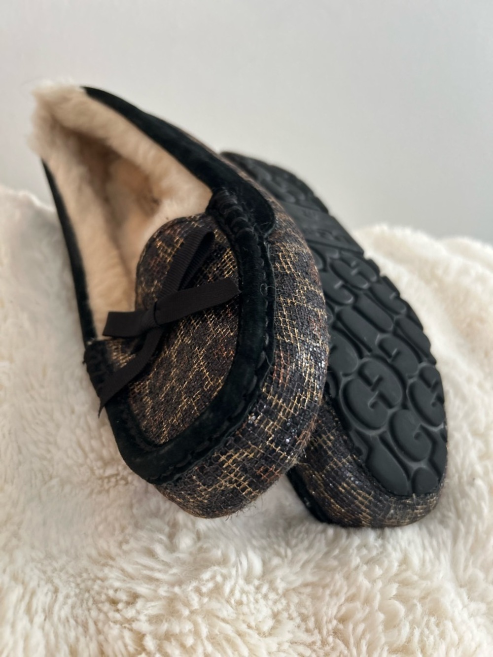 UGG Australia Shearling Moccasin Slippers Black Gold Shimmer Size 8